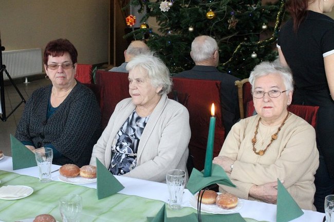 Opłatek z pomnikiem w tle - zdjęcia