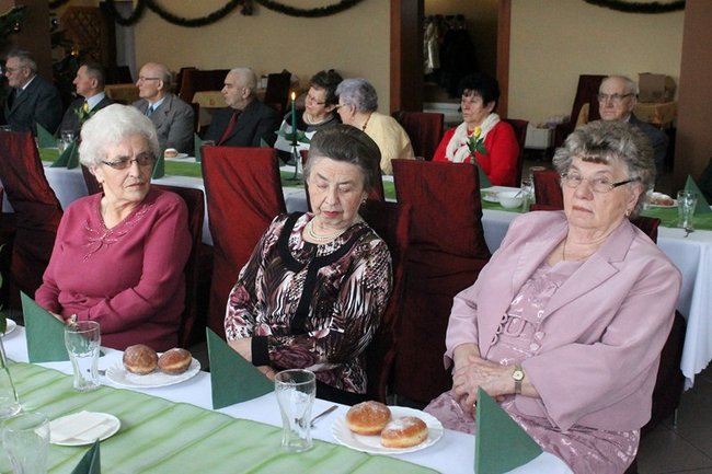 Opłatek z pomnikiem w tle - zdjęcia