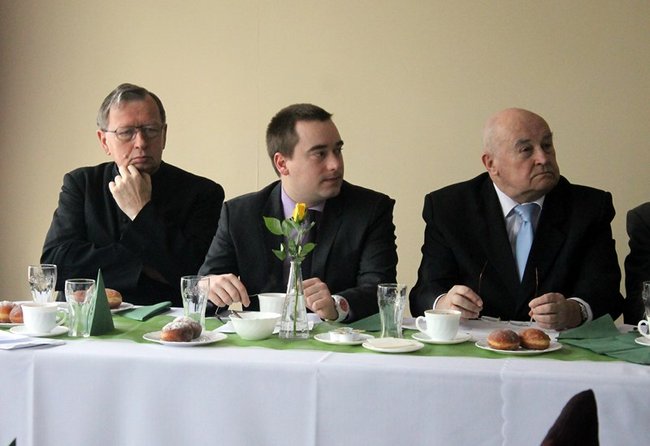 Opłatek z pomnikiem w tle - zdjęcia