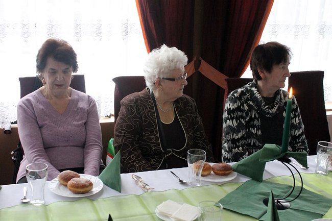 Opłatek z pomnikiem w tle - zdjęcia