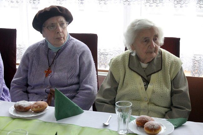 Opłatek z pomnikiem w tle - zdjęcia