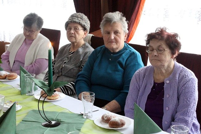 Opłatek z pomnikiem w tle - zdjęcia