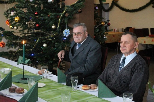 Opłatek z pomnikiem w tle - zdjęcia