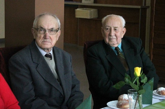 Opłatek z pomnikiem w tle - zdjęcia