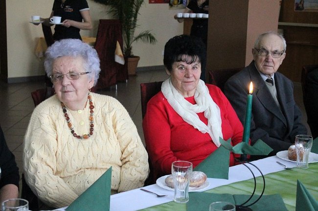 Opłatek z pomnikiem w tle - zdjęcia