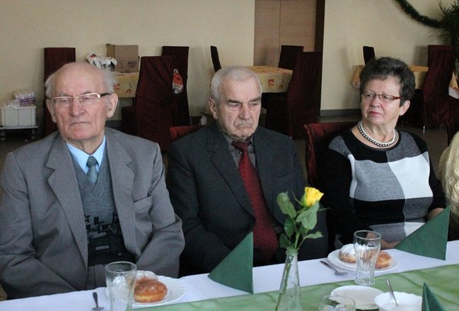 Opłatek z pomnikiem w tle - zdjęcia