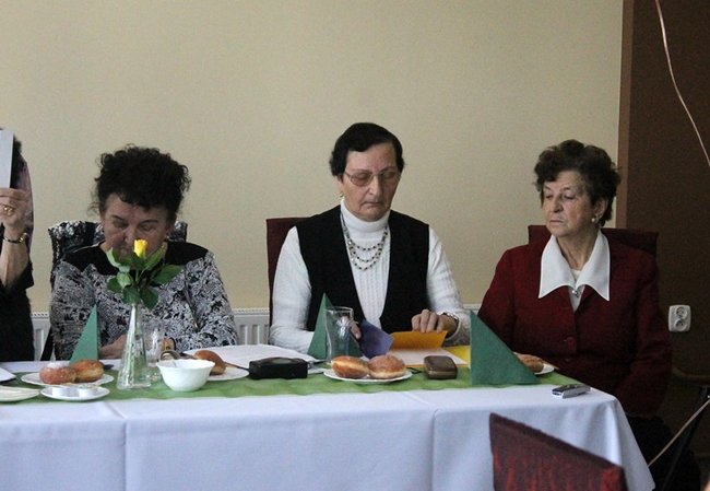 Opłatek z pomnikiem w tle - zdjęcia