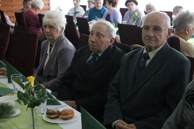 Opłatek z pomnikiem w tle - zdjęcia