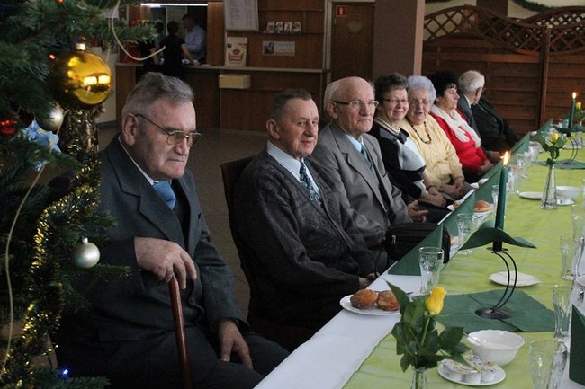 Opłatek z pomnikiem w tle - zdjęcia