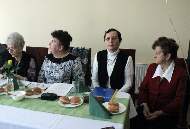 Opłatek z pomnikiem w tle - zdjęcia