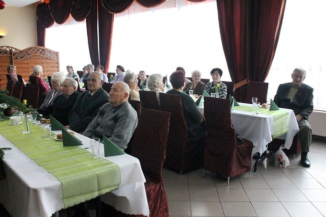 Opłatek z pomnikiem w tle - zdjęcia