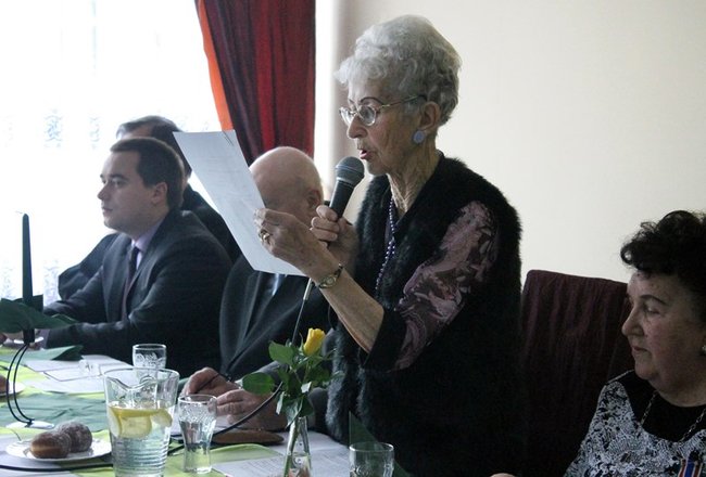 Opłatek z pomnikiem w tle - zdjęcia