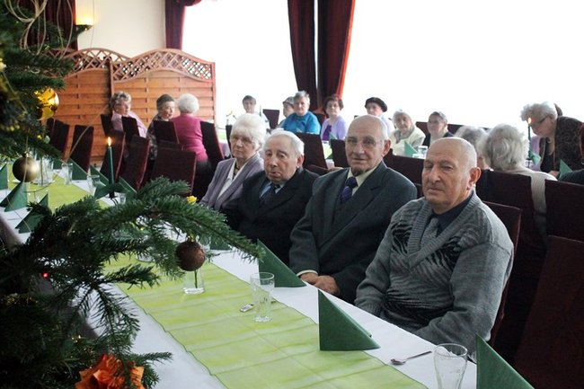 Opłatek z pomnikiem w tle - zdjęcia