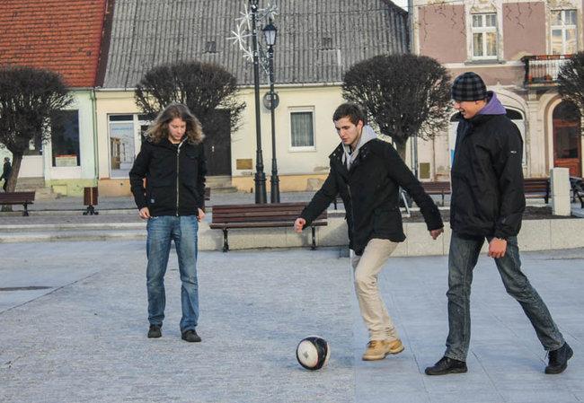 Z rynku zrobili boisko - zdjęcia