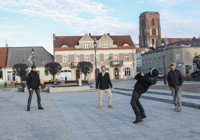 Z rynku zrobili boisko - zdjęcia
