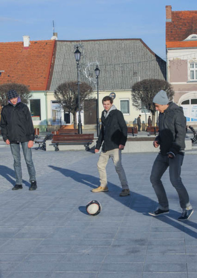 Z rynku zrobili boisko - zdjęcia