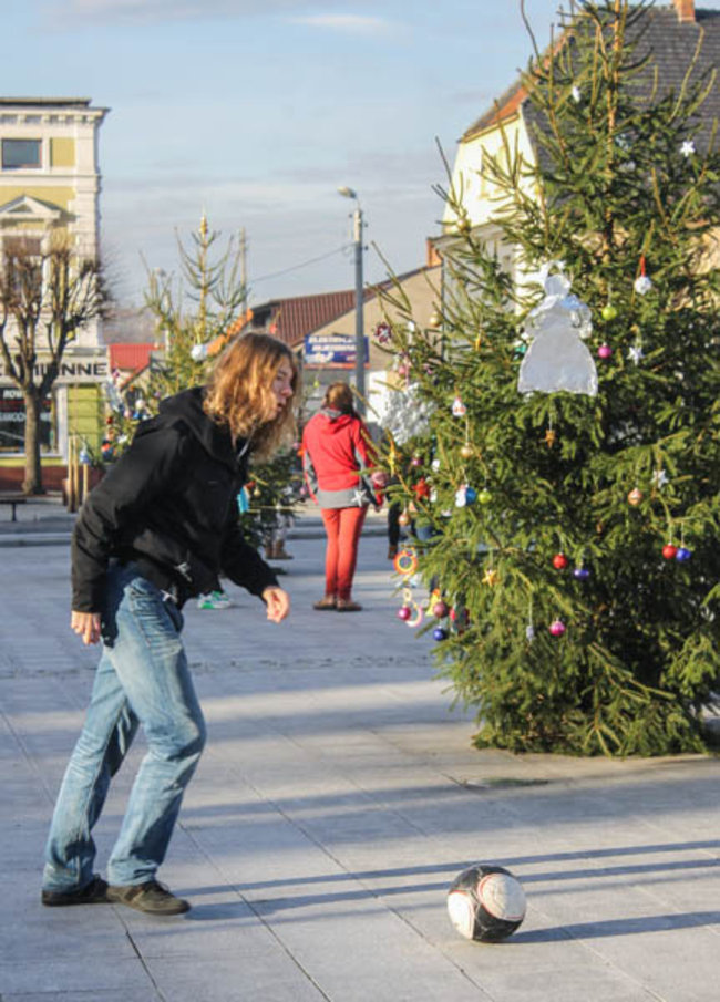 Z rynku zrobili boisko - zdjęcia