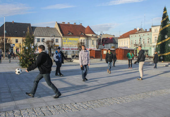 Z rynku zrobili boisko - zdjęcia