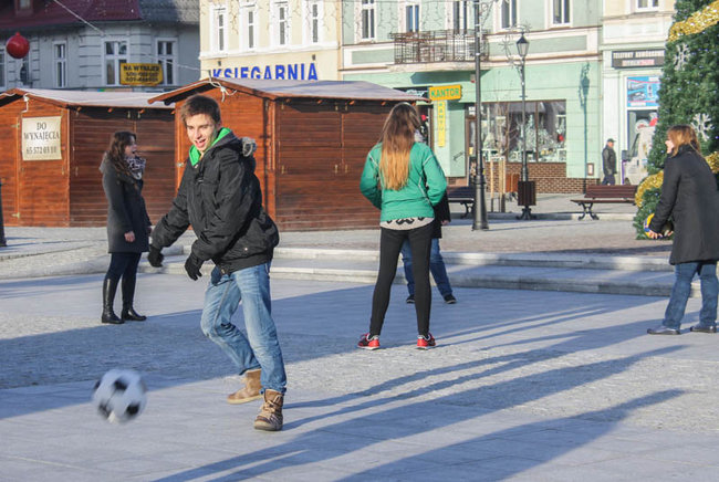 Z rynku zrobili boisko - zdjęcia