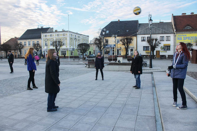 Z rynku zrobili boisko - zdjęcia