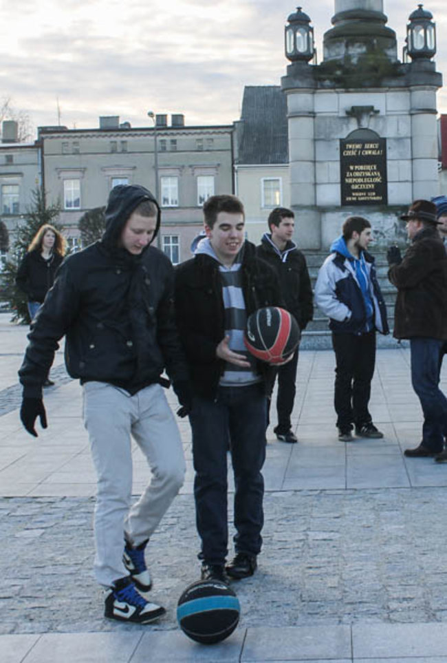 Z rynku zrobili boisko - zdjęcia