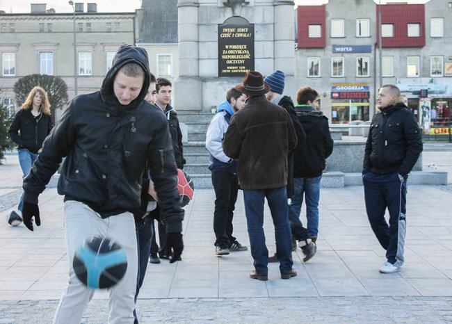 Z rynku zrobili boisko - zdjęcia