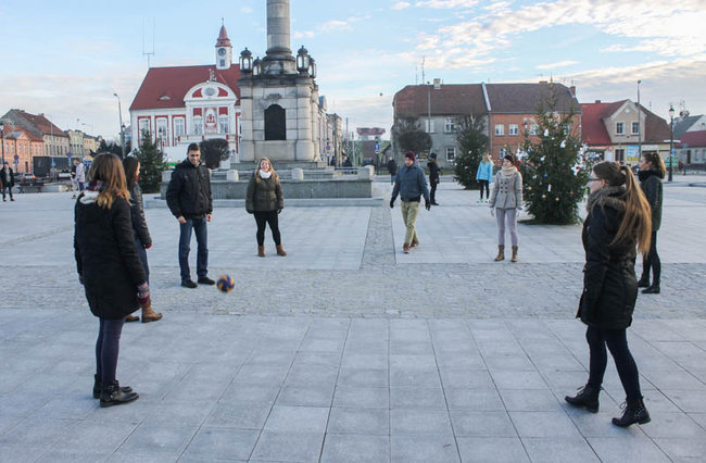 Z rynku zrobili boisko - zdjęcia