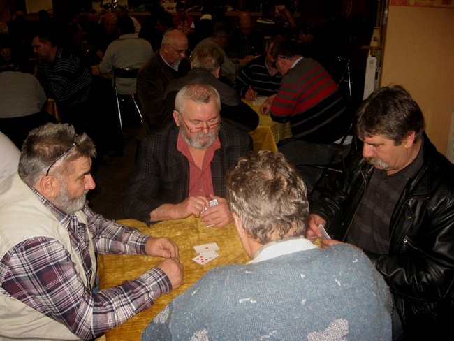 Ocalają karcianą tradycję - zdjęcia