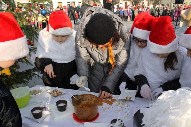Gwarno i świątecznie na rynku - zdjęcia