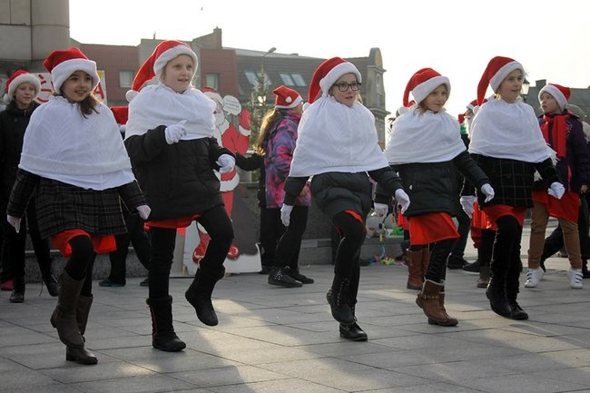 Gwarno i świątecznie na rynku - zdjęcia