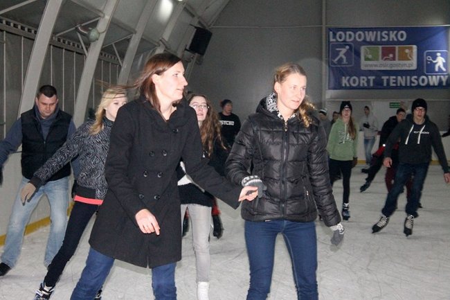 Lodowisko pęka w szwach - zdjęcia