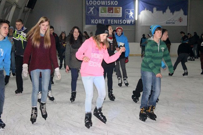 Lodowisko pęka w szwach - zdjęcia
