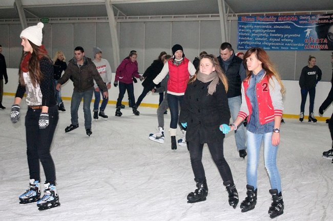 Lodowisko pęka w szwach - zdjęcia