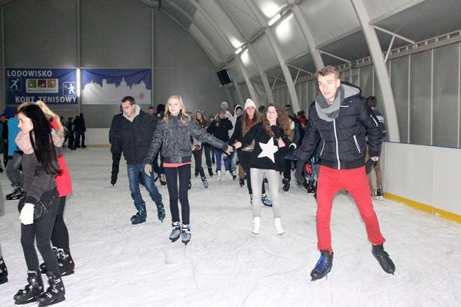 Lodowisko pęka w szwach - zdjęcia