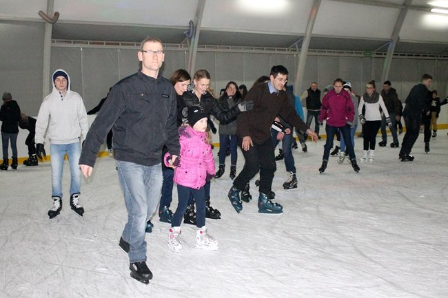 Lodowisko pęka w szwach - zdjęcia