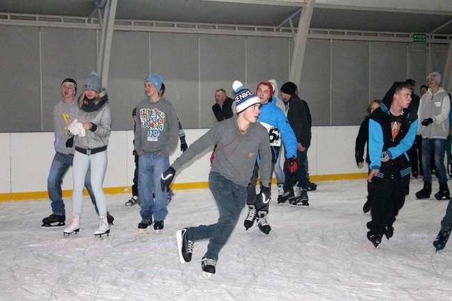 Lodowisko pęka w szwach - zdjęcia