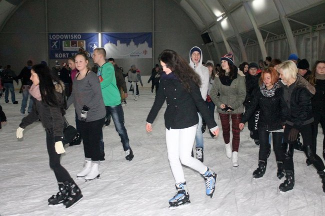 Lodowisko pęka w szwach - zdjęcia