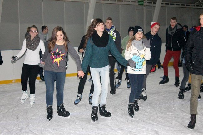 Lodowisko pęka w szwach - zdjęcia