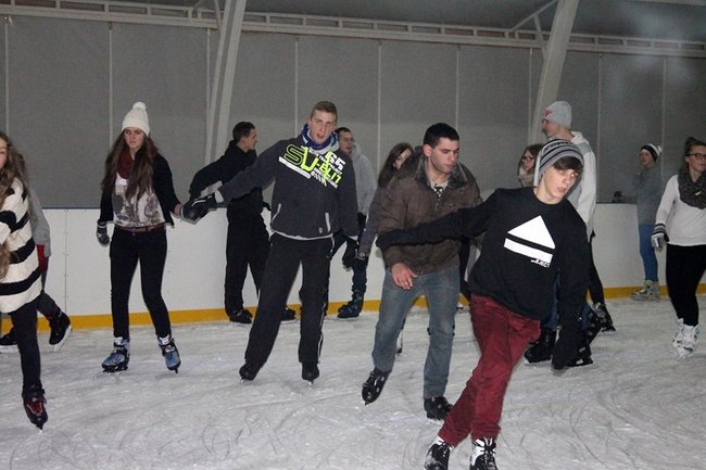 Lodowisko pęka w szwach - zdjęcia