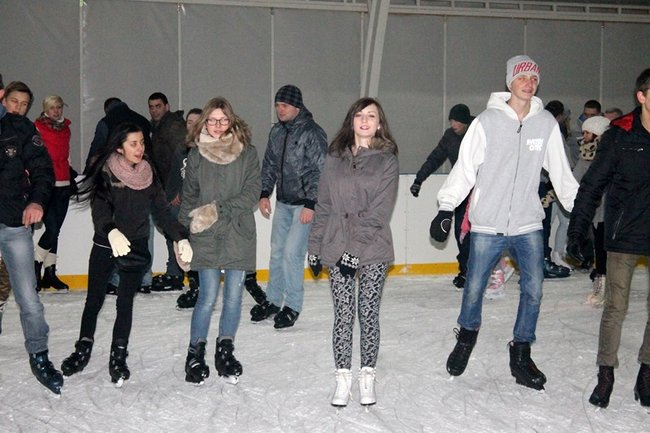 Lodowisko pęka w szwach - zdjęcia