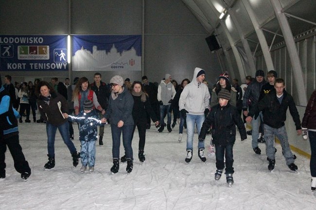 Lodowisko pęka w szwach - zdjęcia