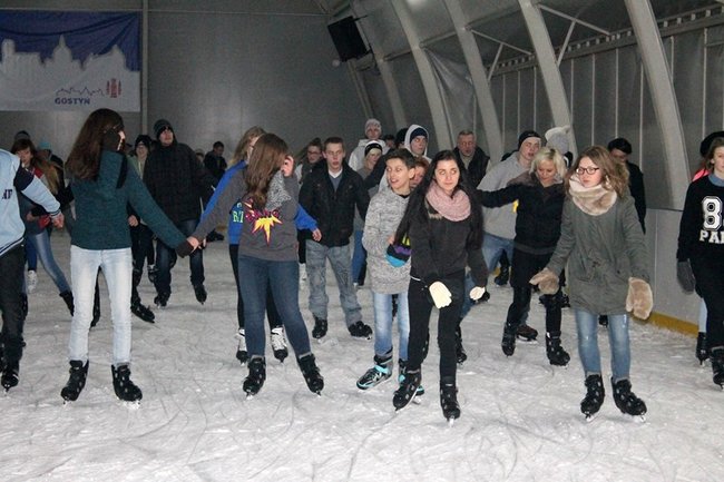Lodowisko pęka w szwach - zdjęcia