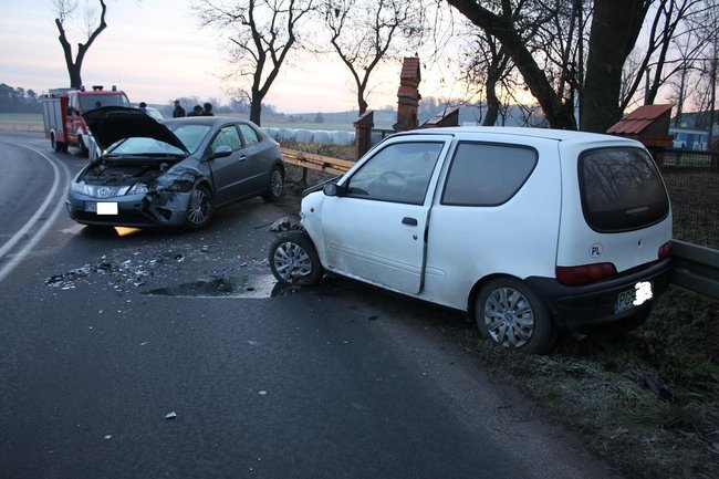 W poślizg na łuku drogi  - zdjęcia