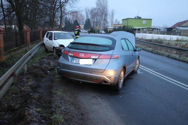 W poślizg na łuku drogi  - zdjęcia