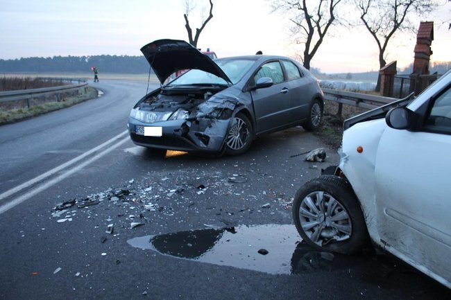 W poślizg na łuku drogi  - zdjęcia