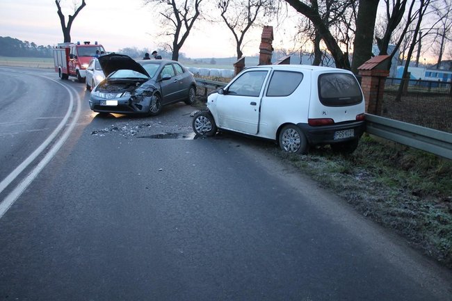W poślizg na łuku drogi  - zdjęcia