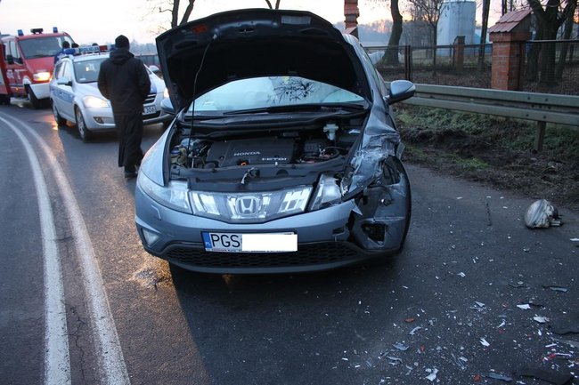 W poślizg na łuku drogi  - zdjęcia