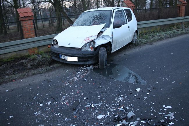 W poślizg na łuku drogi  - zdjęcia