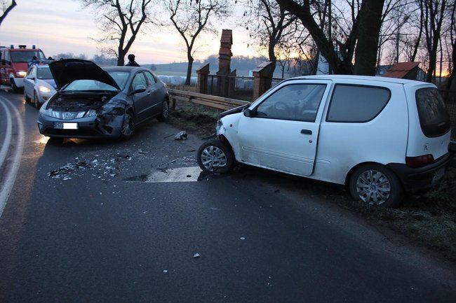 W poślizg na łuku drogi  - zdjęcia