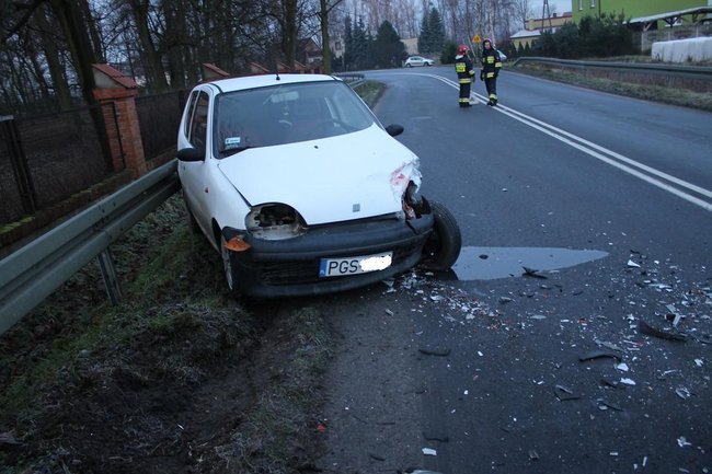 W poślizg na łuku drogi  - zdjęcia
